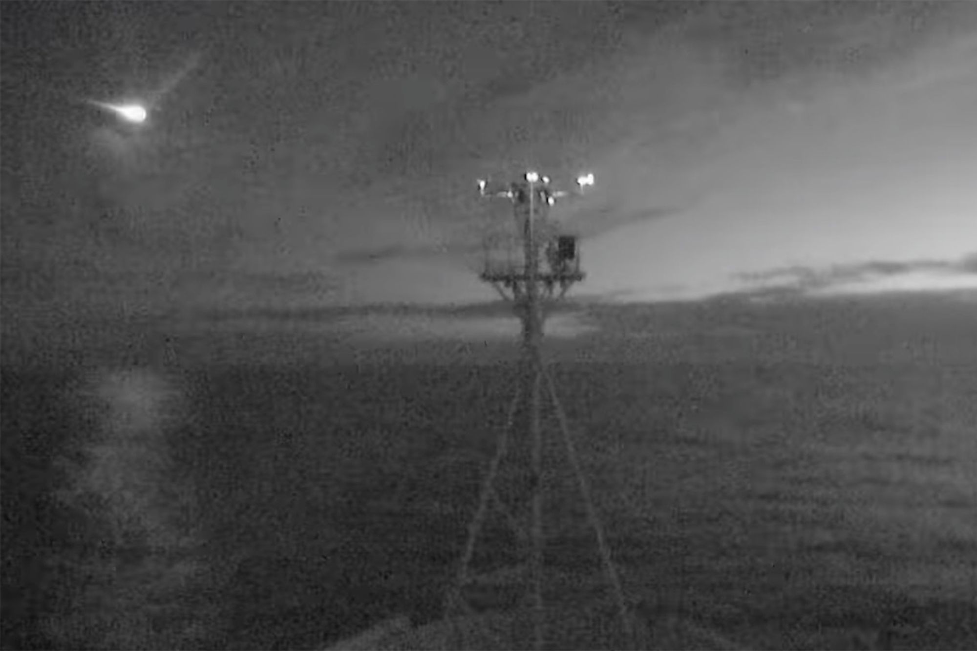 Khoảnh khắc 'quả cầu lửa' khổng lồ xuất hiện trên bầu trời siêu hiếm