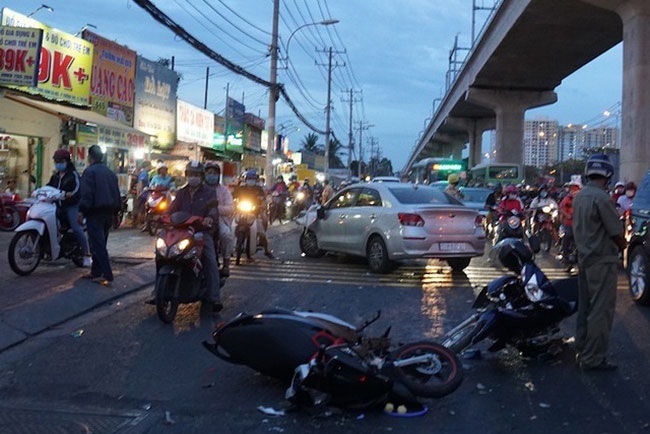 Ô tô tông nhiều xe máy giữa ngã tư, 3 người thương nặng