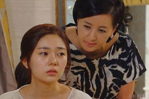 Đêm tân hôn, mẹ chồng gay gắt đòi giữ vàng cưới