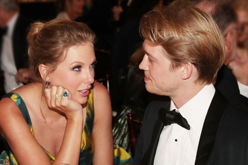 Taylor Swift lấy cảm hứng sáng tác khi xem phim đêm với bạn trai