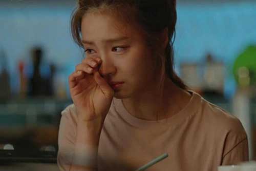 Thấy vợ chăm lo bố mẹ đẻ, chồng khó chịu gắt "nuôi cô là đủ rồi", song phản ứng ngay sau đó của cô lại khiến anh lặng thinh