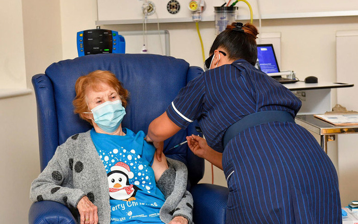 Cụ bà 90 tuổi được tiêm vaccine Pfizer ngừa Covid-19 đầu tiên trên thế giới