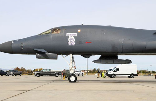 Xuất hiện 'vật lạ' dưới bụng oanh tạc cơ B-1 Lancer của không quân Mỹ