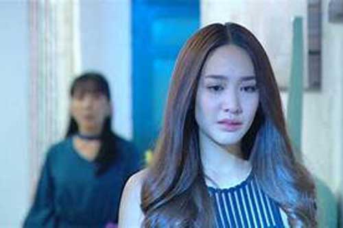 Nhìn mâm cơm trên bàn, chị chồng "hứ" một tiếng rồi vứt tờ tiền 500 nghìn lên bàn để dằn mặt tôi