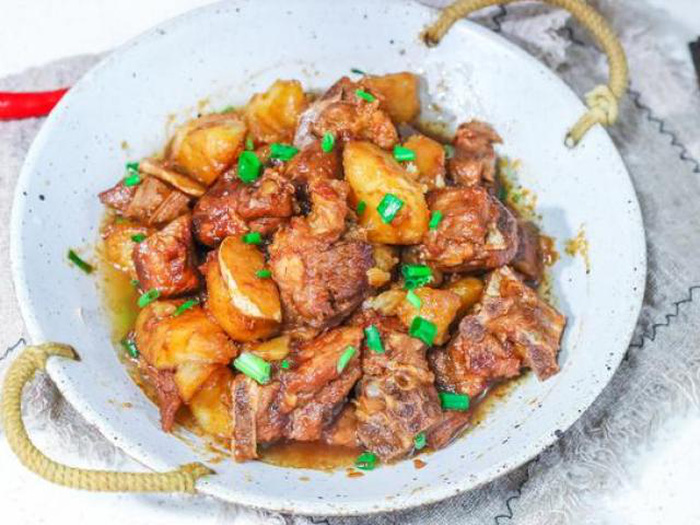 Cách làm món sườn kho với khoai tây, ngon bất ngờ cả nhà ăn không kịp thở