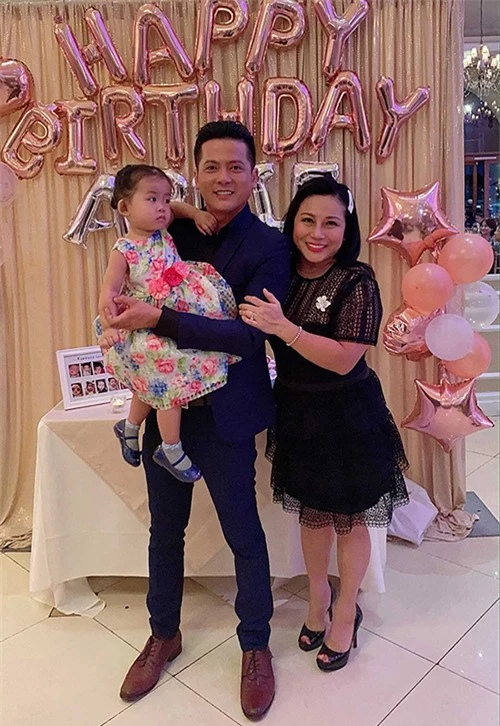Cặp đôi cùng tổ chức sinh nhật 2 tuổi hoành tráng cho con gái đầu lòng vào tháng 10/2019. Nam diễn viên muốn bù đắp cho quãng thời gian phải xa con khi anh ở Việt Nam làm việc.