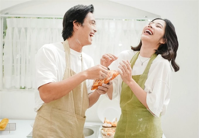 Trong vai một đôi vợ chồng trẻ, Nam Em và Lãnh Thanh có những cảnh quay tình tứ, ngọt ngào khi ở nhà. Cả hai cùng nấu ăn, trêu đùa nhau rất tự nhiên.