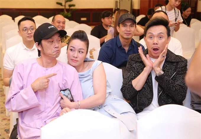 Nghệ sĩ Chí Tài, ca sĩ - diễn viên Nhật Kim Anh và nghệ sĩ Hoài Linh (từ phải qua) tại họp báo liveshow của Chí Tài tháng 10 năm ngoái.