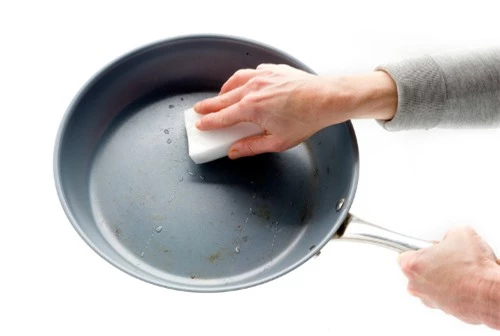 Dùng khoai tây muối có thể xử lý vết cháy trên xoong nồi