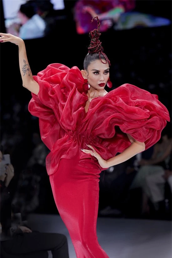 Siêu mẫu biến hoá thành đoá hoa đỏ rực, kiêu sa trong show diễn của nhà thiết kế Hoàng Minh Hà.