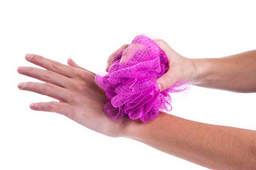 Lý do không nên sử dụng bông tắm dạng lưới