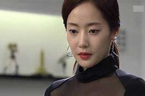 Buổi đầu ra mắt gia đình bạn trai, mẹ anh hỏi lạ lẫm "Đố cháu biết ví tiền con bác màu gì?", tôi hí hửng trả lời thì nhận được đáp án sốc óc