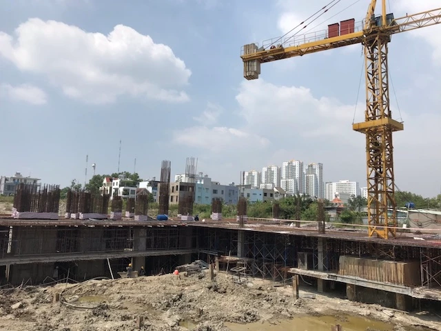 sau khi dự án được mở bán và triển khai xây dựng đến tầng thứ 3 thì do những tranh chấp nội bộ trong công ty này khiến cho dự án bị "đứng bánh". sau khi dự án được mở bán và triển khai xây dựng đến tầng thứ 3 thì do những tranh chấp nội bộ trong công ty này khiến cho dự án bị "đứng bánh".