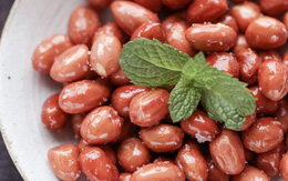 Đầu bếp bật mí 3 mẹo chiên lạc rang muối để mãi vẫn giòn ngon