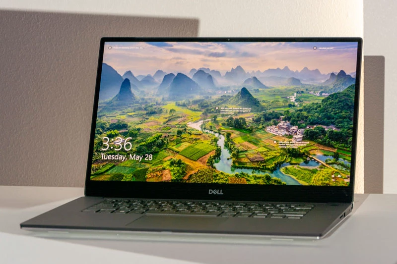 1. Dell XPS 15 2019 (độ sáng tối đa: 626 nit; độ bao phủ màu: 239% sRGB).