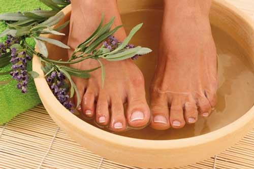 Dành 15 phút ngâm chân nước ấm mỗi ngày, cơ thể bạn sẽ thay đổi khó tin