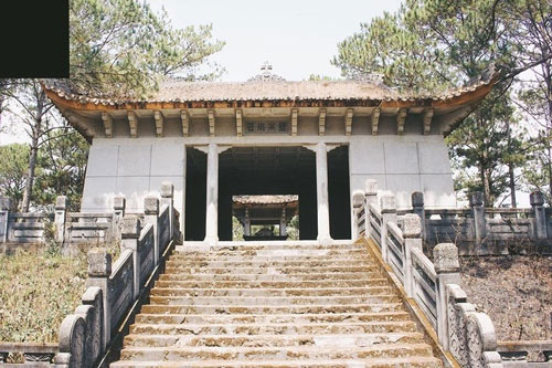 Khu lăng mộ vẫn sừng sững theo thời gian - Ảnh: JB Hải Nguyễn