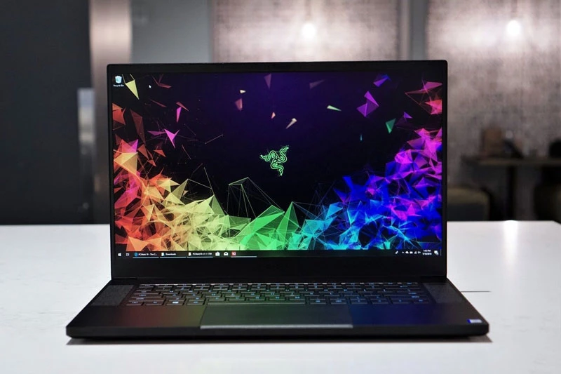 6. Razer Blade 15 màn hình OLED (độ sáng tối đa: 438 nit; độ bao phủ màu: 243% sRGB).