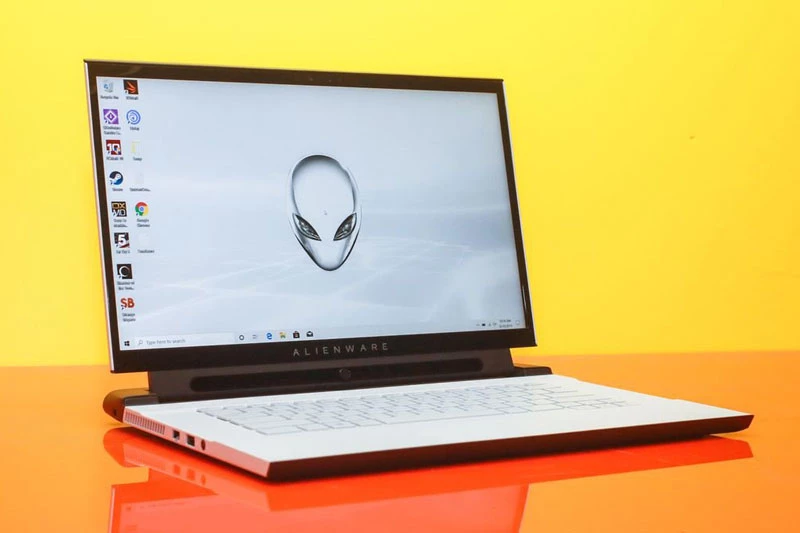 9. Alienware m15 OLED 2019 (độ sáng tối đa: 376 nits; độ bao phủ màu: 265% sRGB).