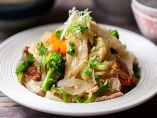 Thịt heo xào hành tây đổi vị bữa cơm gia đình