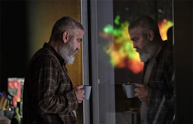 George Clooney trong vai một nhà thiên văn học già mắc ung thư.