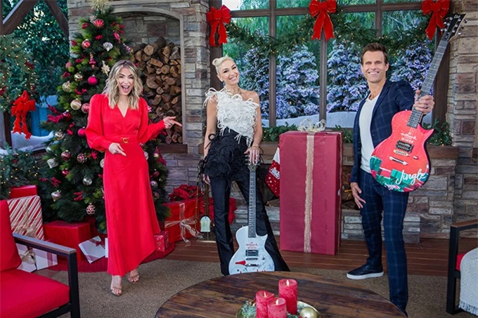 Gwen Stefani (đứng giữa) trong buổi giới thiệu ca khúc mới trên kênh truyền hình Hallmark’s Channel.
