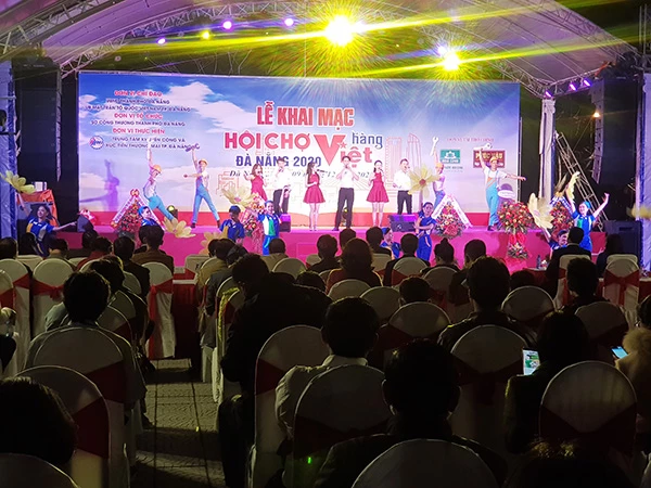 Hội chợ "Hàng Việt - Đà Nẵng 2020" vừa khai mạc tối 9/12 tại Trung tâm Hội chợ triển lãm TP