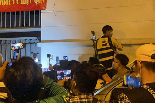 Người dân hiếu kì, gây náo loạn tại tang lễ Chí Tài