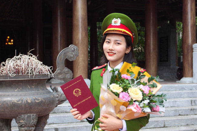 Nữ thủ khoa kép Học viện Cảnh sát nhân dân tốt nghiệp loại xuất sắc, được thăng hàm vượt cấp