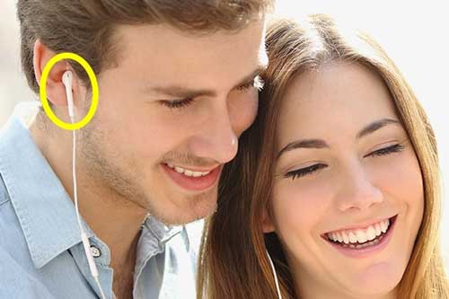 Mượn tai nghe người khác để dùng có nguy cơ lây hàng loạt bệnh nguy hiểm