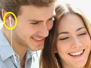 Mượn tai nghe người khác để dùng có nguy cơ lây hàng loạt bệnh nguy hiểm