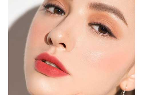 Không cần cầu kỳ, chỉ 6 bước trang điểm này gương mặt đã rạng rỡ