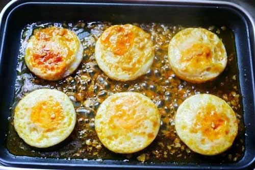 Cách làm món trứng ốp sốt chua ngọt thơm ngon lạ miệng