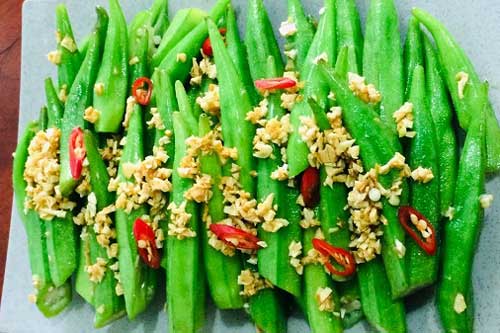 Cách làm món đậu bắp xào tỏi không nhớt, xanh mướt tự nhiên