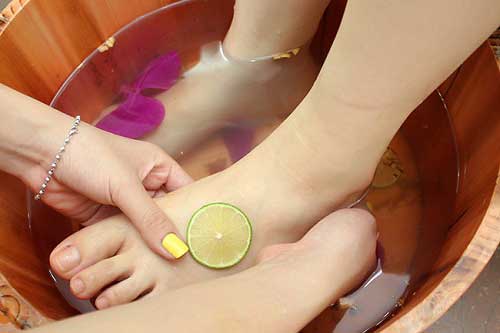 Những cách tự nhiên giúp trị nứt gót chân đơn giản tại nhà