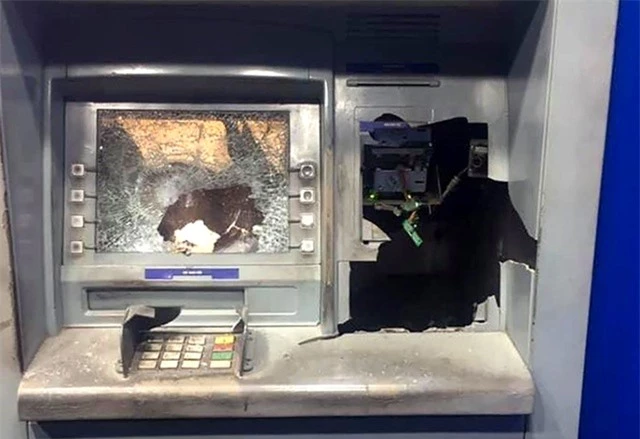 Đập phá trụ ATM vì không nhả tiền nhưng tài khoản vẫn bị trừ - 1