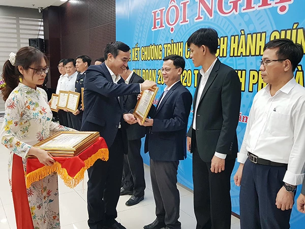 Ông Lê Trung Chinh trao bằng khen của Chủ tịch UBND TP Đà Nẵng cho các sở, ngành, địa phương đạt thành tích xuất sắc trong công tác cải cách hành chính giai đoạn 2011 - 2020