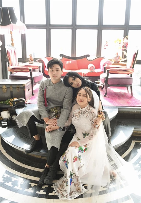 Thanh Lam cùng con gái đi chụp ảnh cưới.