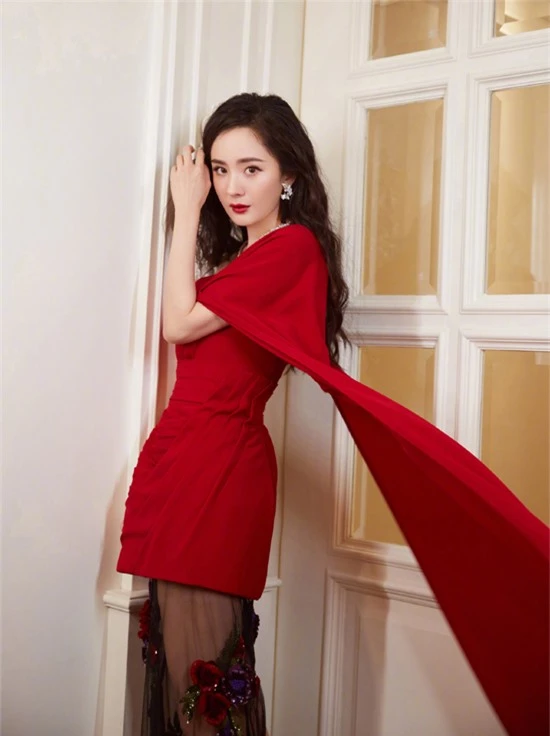 Ở tuổi 34, ngôi sao Phù Dao Hoàng hậu vẫn giữ được nhan sắc tươi trẻ, vóc dáng mảnh mai và là một trong những mỹ nhân xinh đẹp nhất màn ảnh Hoa ngữ gần hai thập kỷ qua.