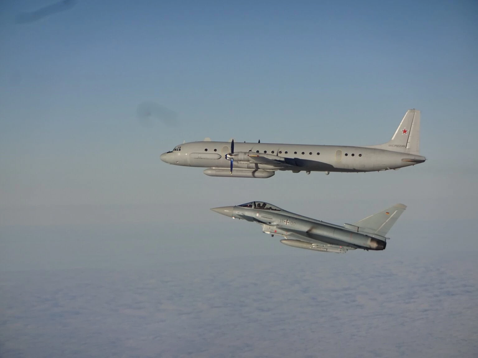 Tiêm kích Eurofighter Typhoon của Đức hộ tống máy bay trinh sát điện tử Il-20 của Nga. Ảnh: Defence Blog.