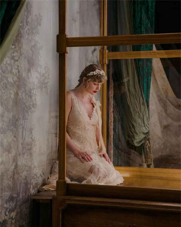 Taylor Swift diện đầm như váy cưới.