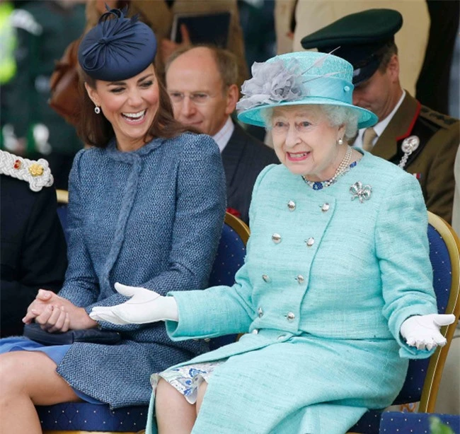 Nữ hoàng Anh Elizabeth II và Nữ công tước xứ Cambridge Kate Middleton. Ảnh: UK Press.