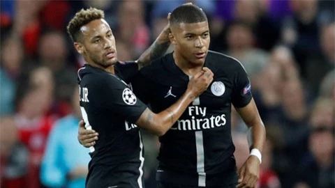 Neymar và Mbappe (phải) đều đang nhận mức lương ngất ngưởng tại PSG