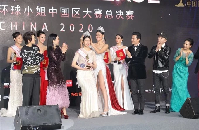 Tôn Gia Hân (Sun Jiaxin), 21 tuổi, đã vượt qua 80 thí sinh khác để giành vương miện Hoa hậu Hoàn vũ Trung Quốc trong đêm chung kết tổ chức tại Nam Kinh hôm 9/12. Cô sẽ đại diện cho quốc gia dự thi Miss Universe vào đầu năm tới.