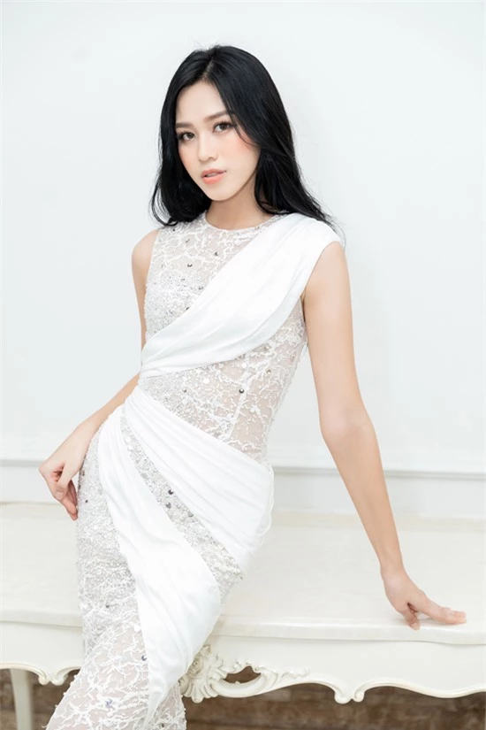 Tân hoa hậu Đỗ Thị Hà khoe dáng thon với thiết kế ôm khít cơ thể.