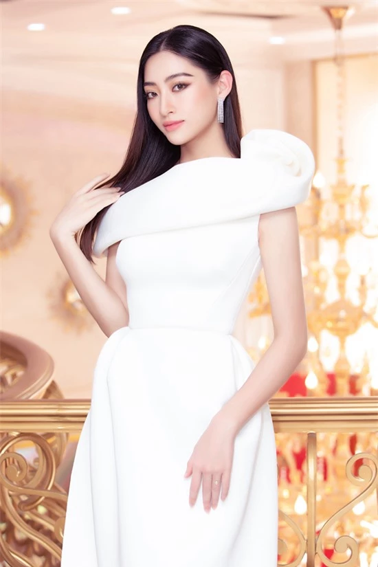 Hoa hậu Lương Thùy Linh chọn phong cách thanh lịch, cổ điển.