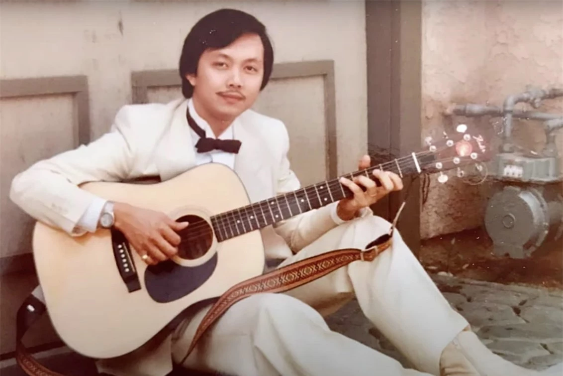 Chí Tài gắn bó với guitar từ thuở niên thiếu đến tuổi xế chiều.