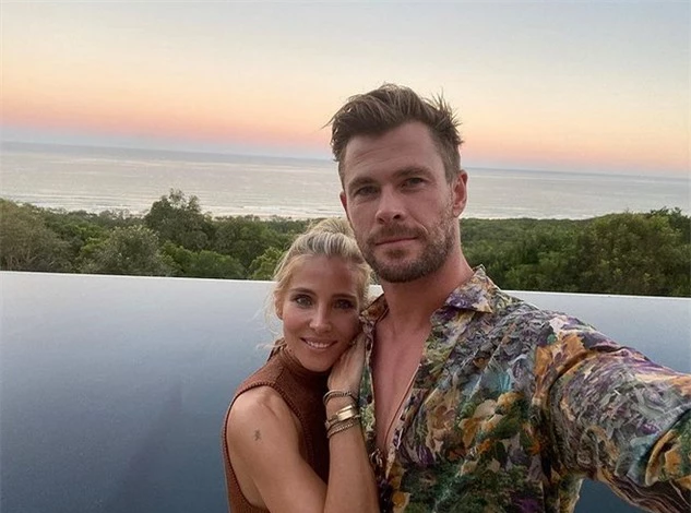 Elsa và Chris Hemsworth selfie từ bể bơi vô cực tại dinh thự của gia đình.