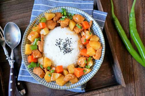 Làm cơm gà khoai tây đổi vị cho cả nhà ngày cuối tuần