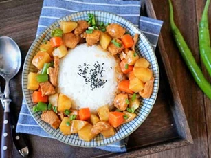 Làm cơm gà khoai tây đổi vị cho cả nhà ngày cuối tuần